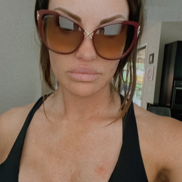 Dark purple with tan lens. Very diva ??‍♀️